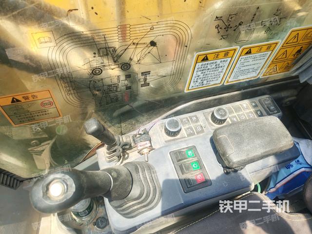 座椅右侧控制台/钥匙门/油门/含右手柄(驾驶室部分) 座椅右侧控制台/钥匙门/油门/含右手柄(驾驶室部分)