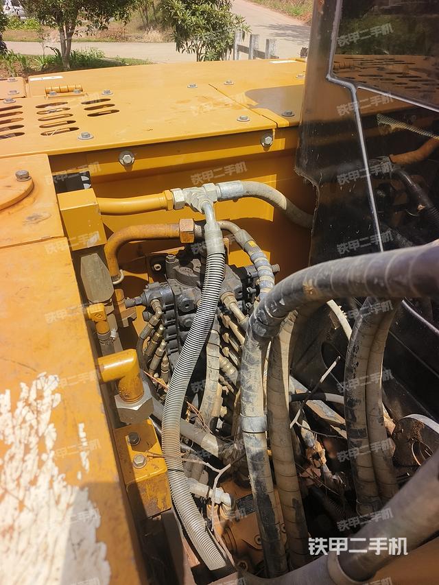 回轉(zhuǎn)馬達(dá)和主控閥（整機(jī)外觀）