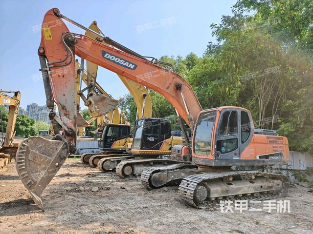 斗山DX220LC-9C挖掘机的设备实拍-第3张实拍照片