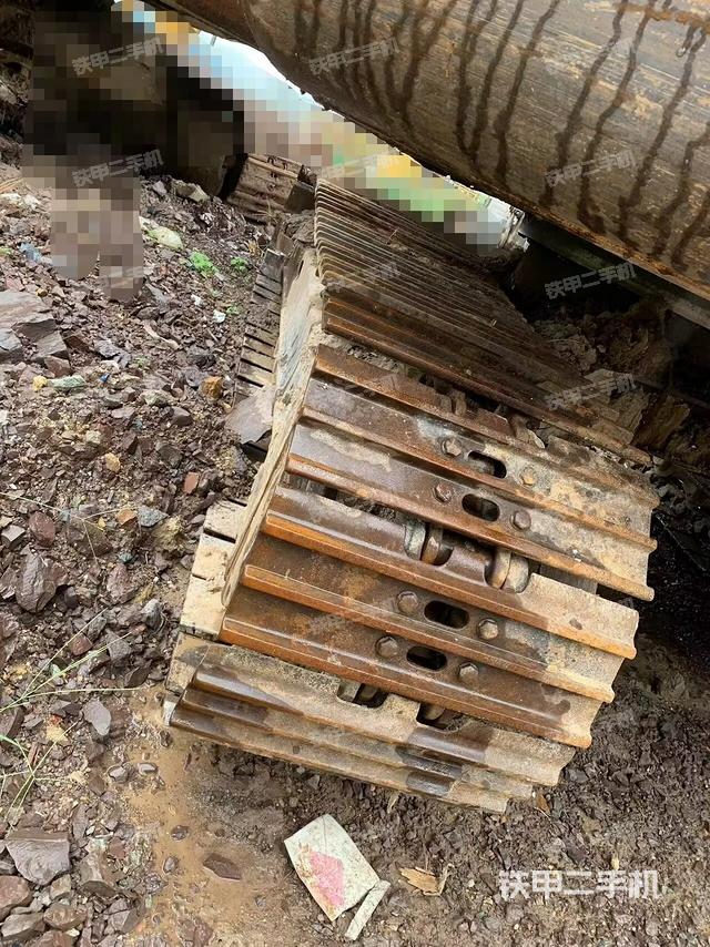 單側(cè)履帶整體(整機(jī)外觀) 單側(cè)履帶整體(整機(jī)外觀)