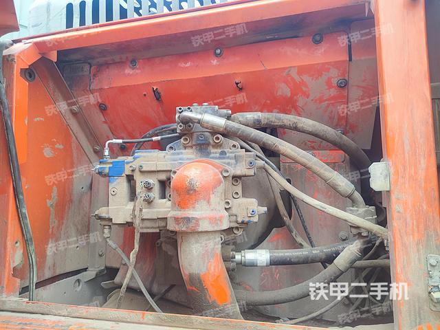 液壓泵艙室正面整體(整機(jī)外觀) 液壓泵艙室正面整體(整機(jī)外觀)