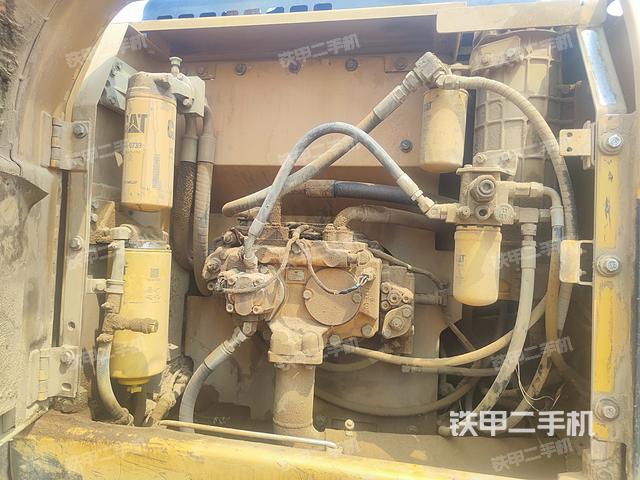 液压泵舱室正面整体(整机外观) 液压泵舱室正面整体(整机外观)