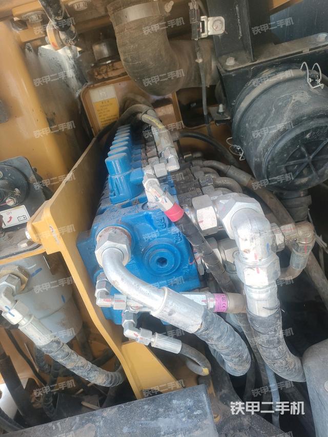 回转马达和主控阀(整机外观) 回转马达和主控阀(整机外观)