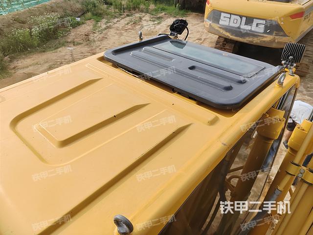 駕駛室頂部(整機(jī)外觀) 駕駛室頂部(整機(jī)外觀)