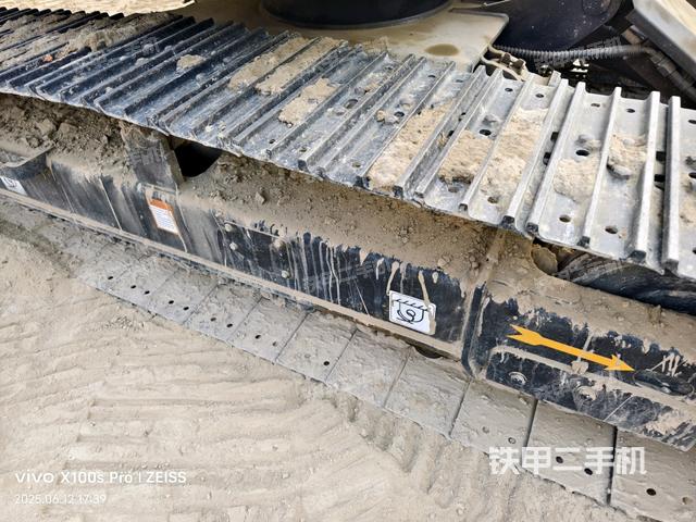 單側(cè)履帶整體(整機(jī)外觀) 單側(cè)履帶整體(整機(jī)外觀)
