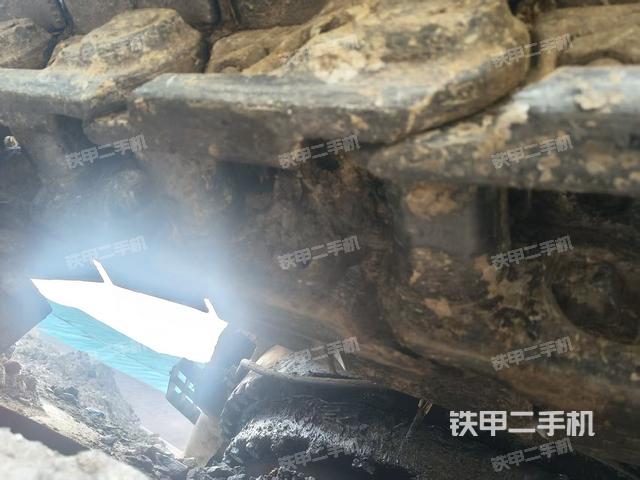單側(cè)履帶整體(整機(jī)外觀) 單側(cè)履帶整體(整機(jī)外觀)