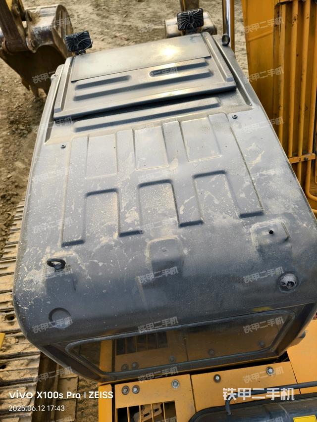 驾驶室顶部(整机外观) 驾驶室顶部(整机外观)