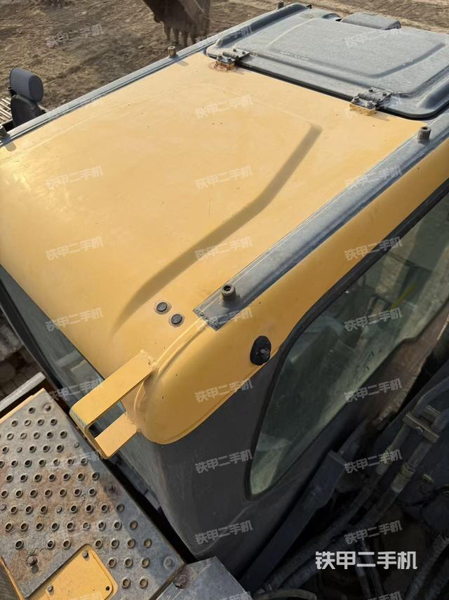 驾驶室顶部(整机外观) 驾驶室顶部(整机外观)