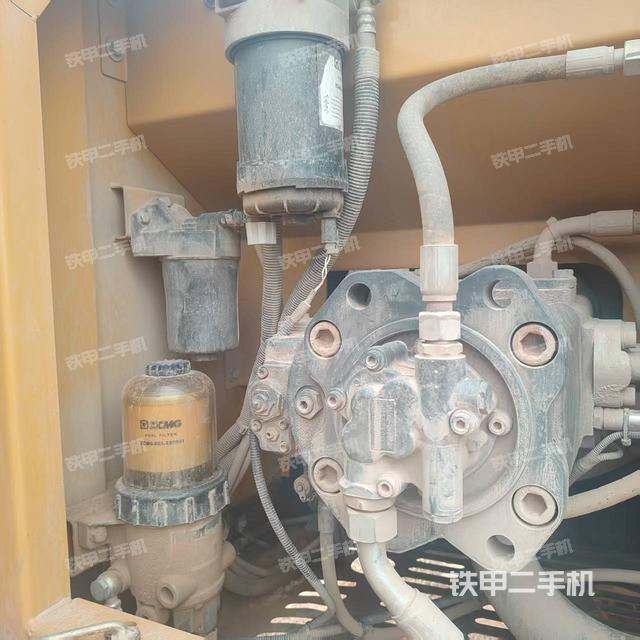 液压泵舱室正面整体（整机外观）