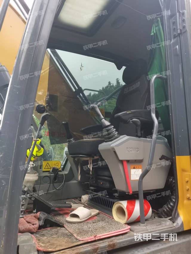 駕駛室整體(整機(jī)外觀) 駕駛室整體(整機(jī)外觀)