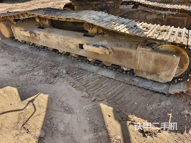 單側(cè)履帶整體(整機(jī)外觀) 單側(cè)履帶整體(整機(jī)外觀)