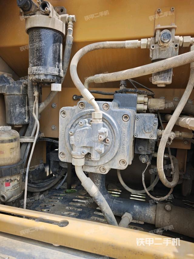 液壓泵艙室正面整體(整機外觀) 液壓泵艙室正面整體(整機外觀)