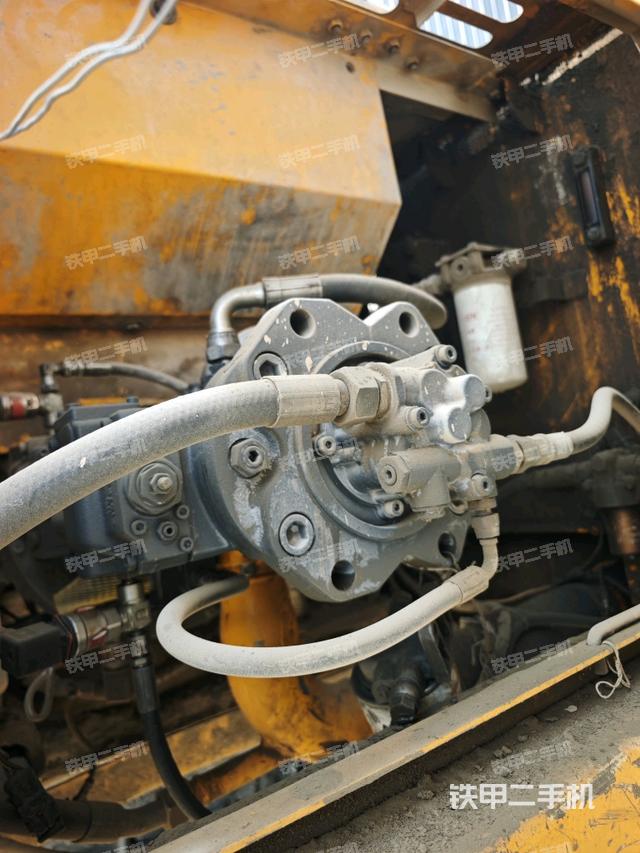 液壓泵艙室正面整體(整機外觀) 液壓泵艙室正面整體(整機外觀)