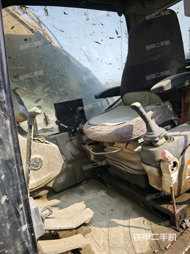 駕駛室整體(整機外觀) 駕駛室整體(整機外觀)