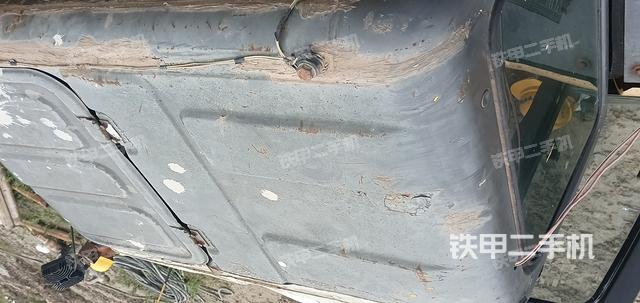 駕駛室頂部(整機(jī)外觀) 駕駛室頂部(整機(jī)外觀)