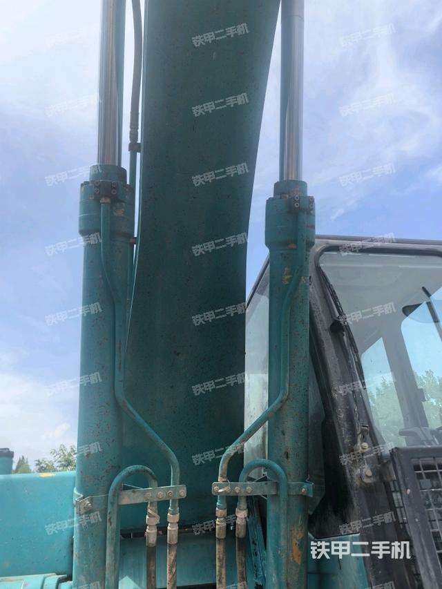 大臂油缸整体 竖拍（工作和回转装置）