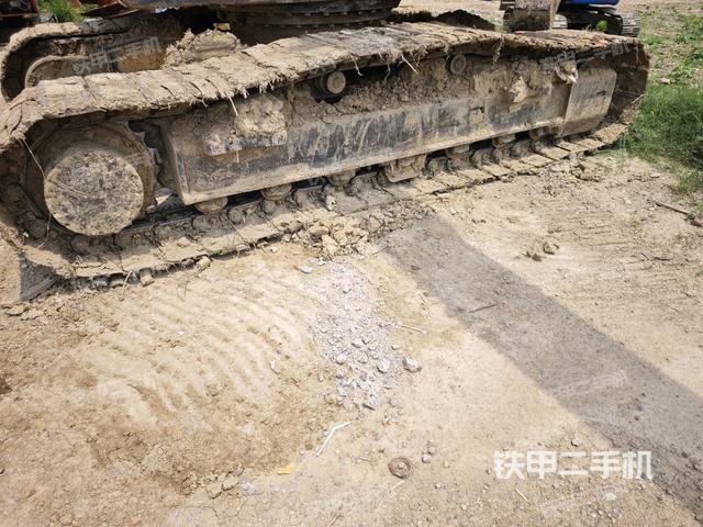 單側(cè)履帶整體(整機外觀) 單側(cè)履帶整體(整機外觀)