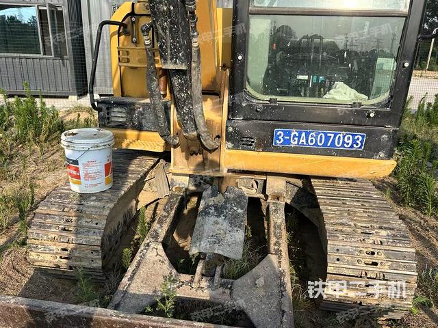 駕駛室頂部(整機(jī)外觀) 駕駛室頂部(整機(jī)外觀)