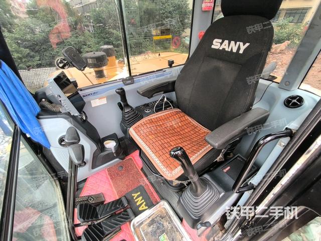 后窗玻璃角標(駕駛室部分) 后窗玻璃角標(駕駛室部分)