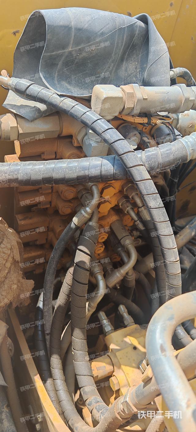 回转马达和主控阀(整机外观) 回转马达和主控阀(整机外观)