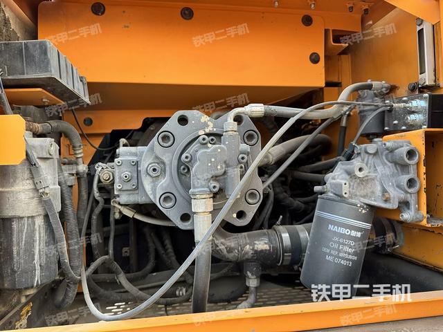 液压泵舱室正面整体(整机外观) 液压泵舱室正面整体(整机外观)