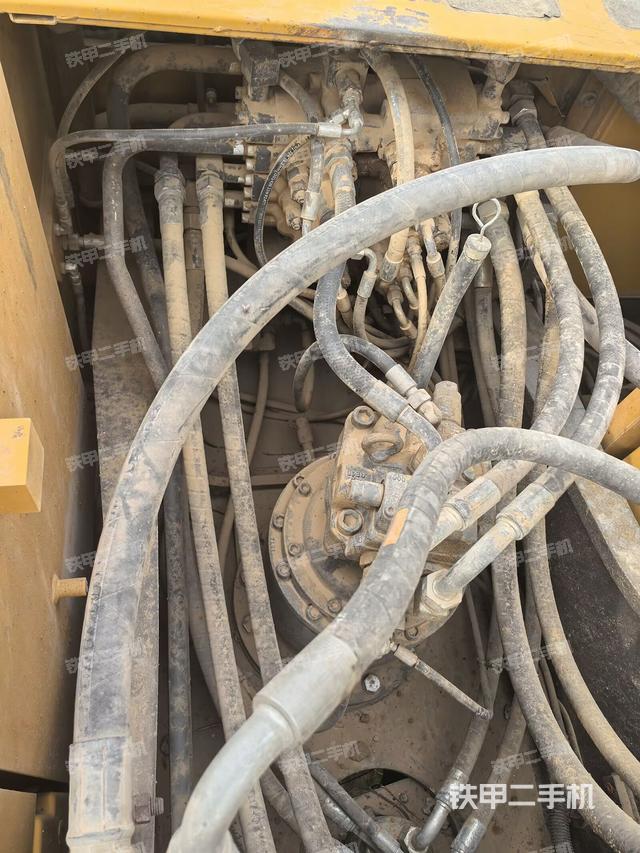 回轉(zhuǎn)馬達(dá)和主控閥（整機(jī)外觀）