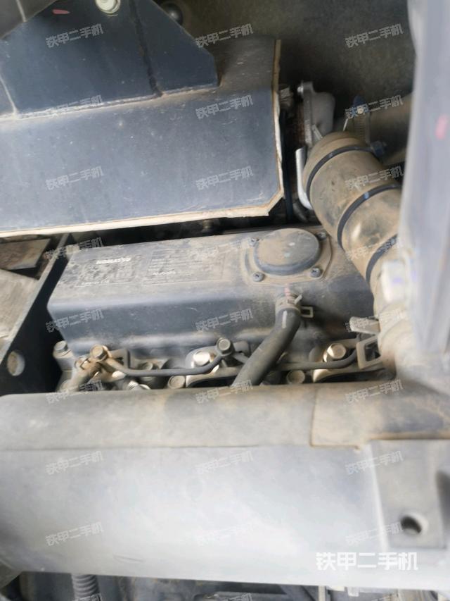 回转马达和主控阀(整机外观) 回转马达和主控阀(整机外观)