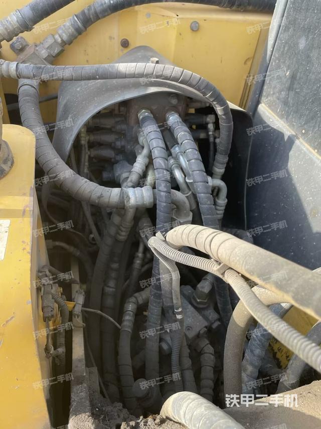 回转马达和主控阀（整机外观）