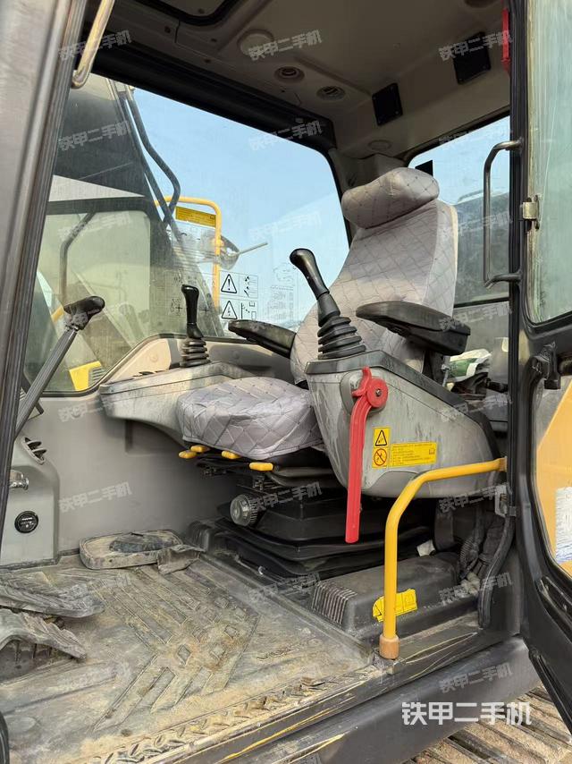 驾驶室整体(整机外观) 驾驶室整体(整机外观)