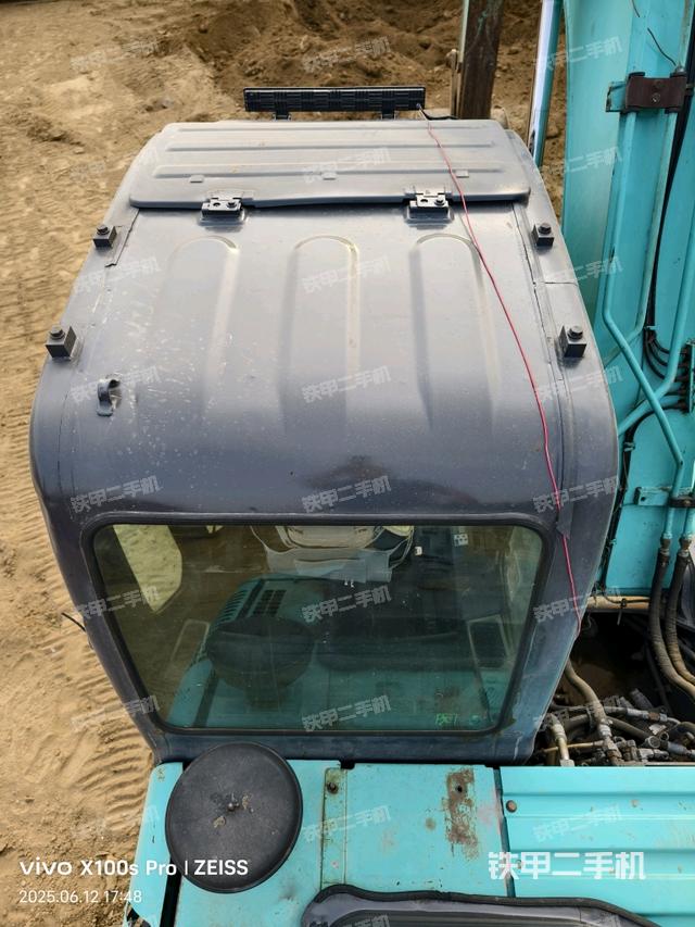 驾驶室顶部(整机外观) 驾驶室顶部(整机外观)