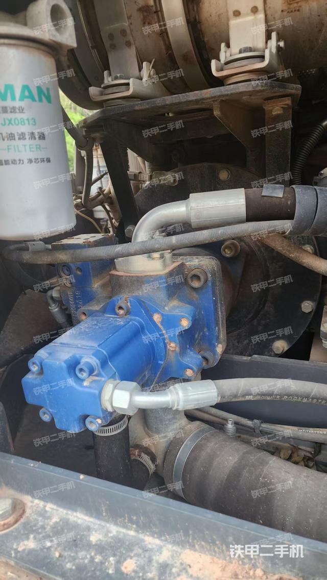 回转马达和主控阀(整机外观) 回转马达和主控阀(整机外观)