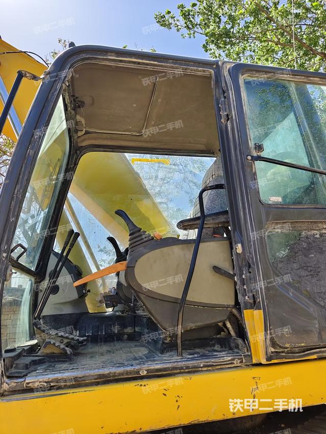 駕駛室整體(整機(jī)外觀) 駕駛室整體(整機(jī)外觀)