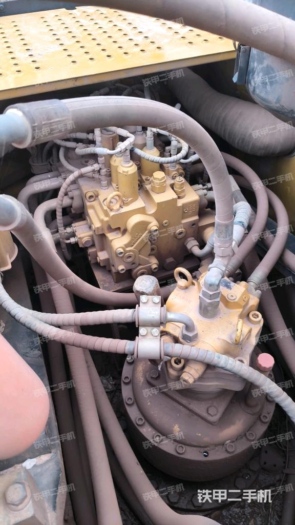 回转马达和主控阀(整机外观) 回转马达和主控阀(整机外观)