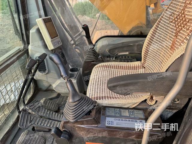 驾驶室整体(整机外观) 驾驶室整体(整机外观)