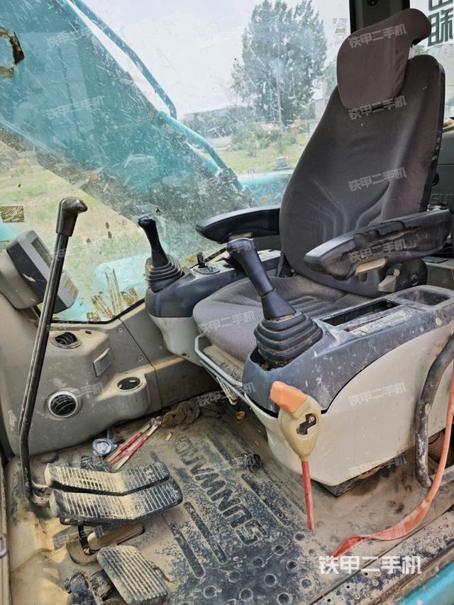 駕駛室整體（整機外觀）