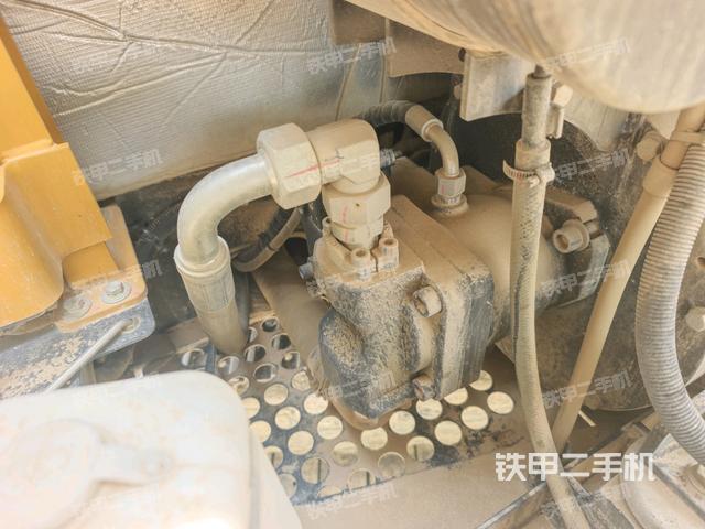 液壓泵艙室正面整體（整機外觀）