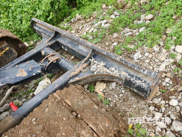 转盘和下车架正前(工作和回转装置) 转盘和下车架正前(工作和回转装置)