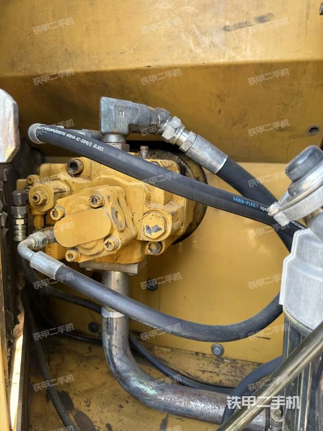 液压泵舱室正面整体（整机外观）