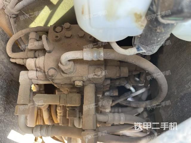 回转马达和主控阀(整机外观) 回转马达和主控阀(整机外观)