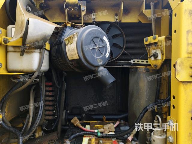 散熱器正面(大件艙室) 散熱器正面(大件艙室)