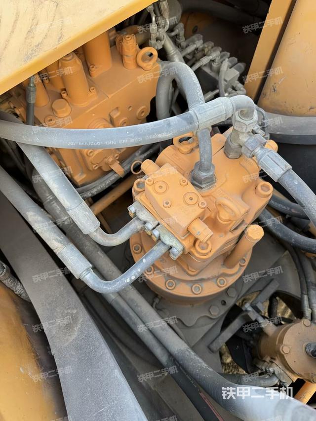 回转马达和主控阀(整机外观) 回转马达和主控阀(整机外观)