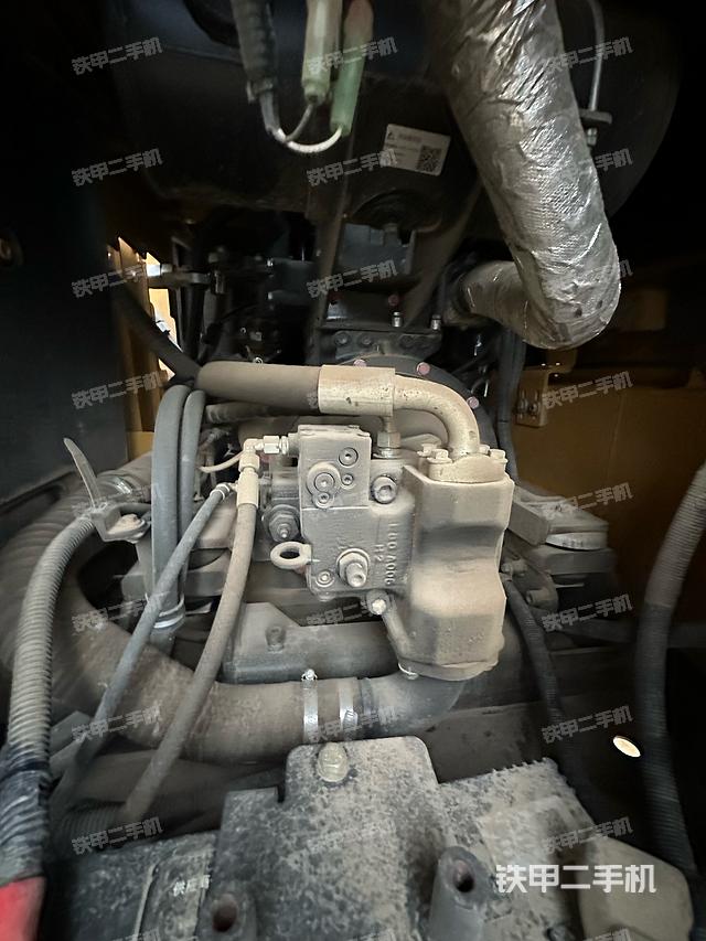 液压泵舱室正面整体(整机外观) 液压泵舱室正面整体(整机外观)