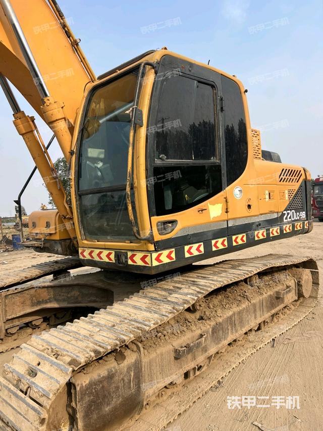 驾驶室顶部(整机外观) 驾驶室顶部(整机外观)