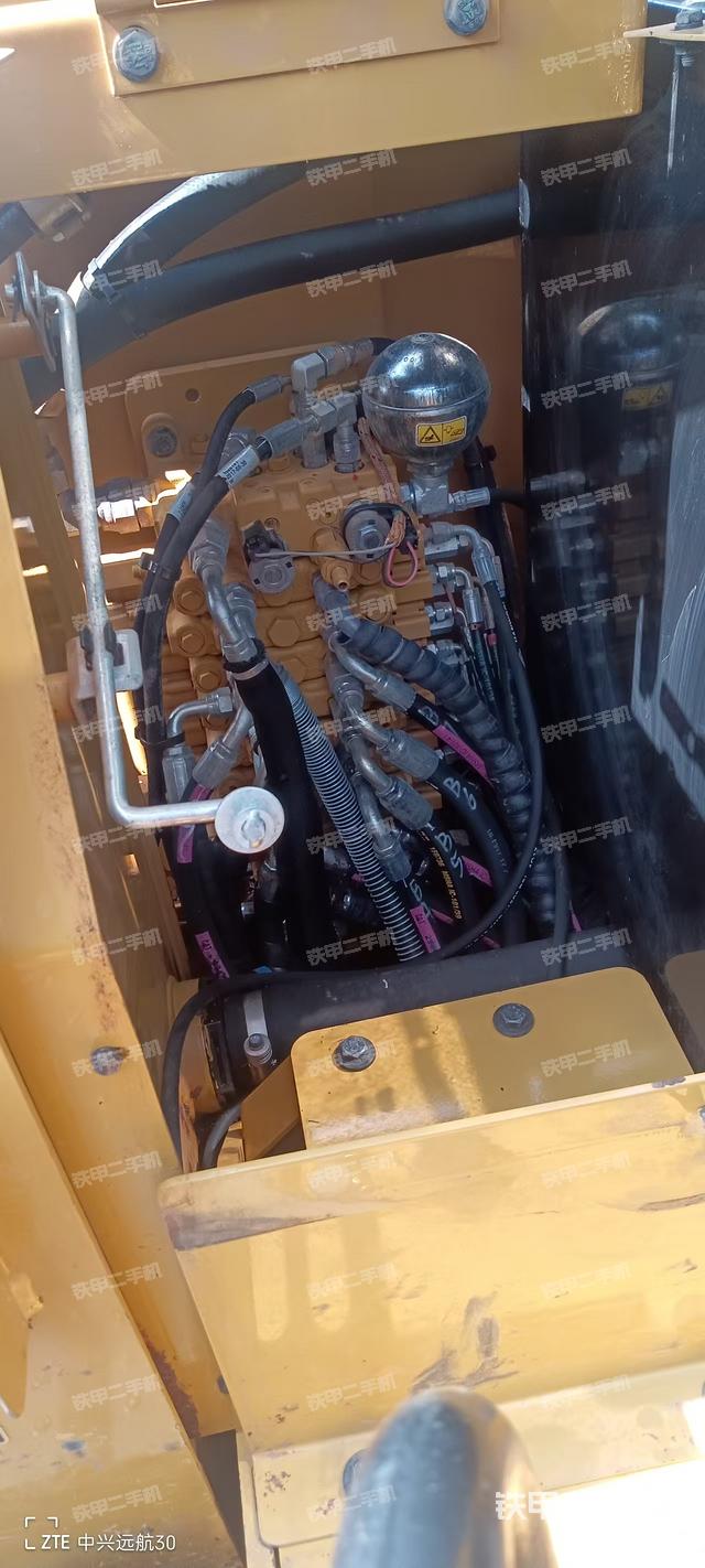 回转马达和主控阀(整机外观) 回转马达和主控阀(整机外观)