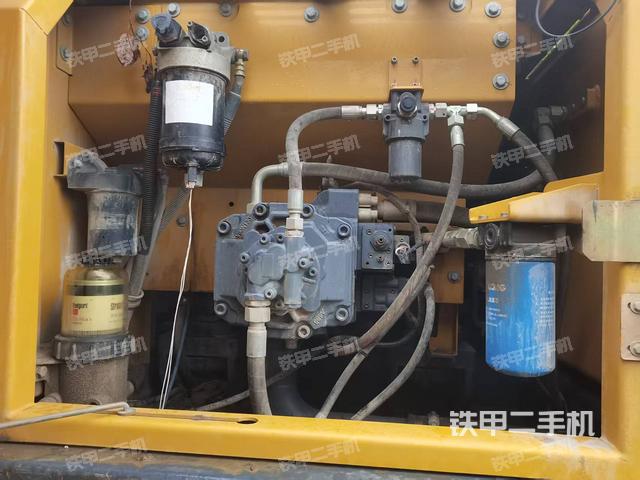 液壓泵艙室正面整體(整機(jī)外觀) 液壓泵艙室正面整體(整機(jī)外觀)