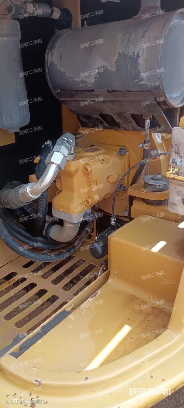 液压泵舱室正面整体(整机外观) 液压泵舱室正面整体(整机外观)