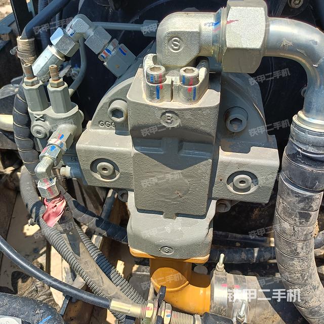 液压泵舱室正面整体（整机外观）