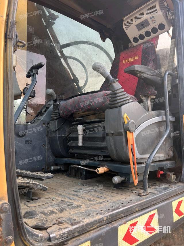 驾驶室整体(整机外观) 驾驶室整体(整机外观)