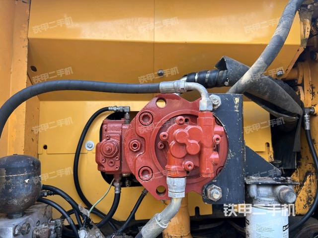 液压泵舱室正面整体(整机外观) 液压泵舱室正面整体(整机外观)