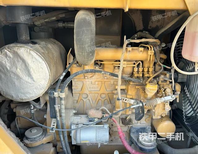 液壓泵艙室正面整體(整機(jī)外觀) 液壓泵艙室正面整體(整機(jī)外觀)
